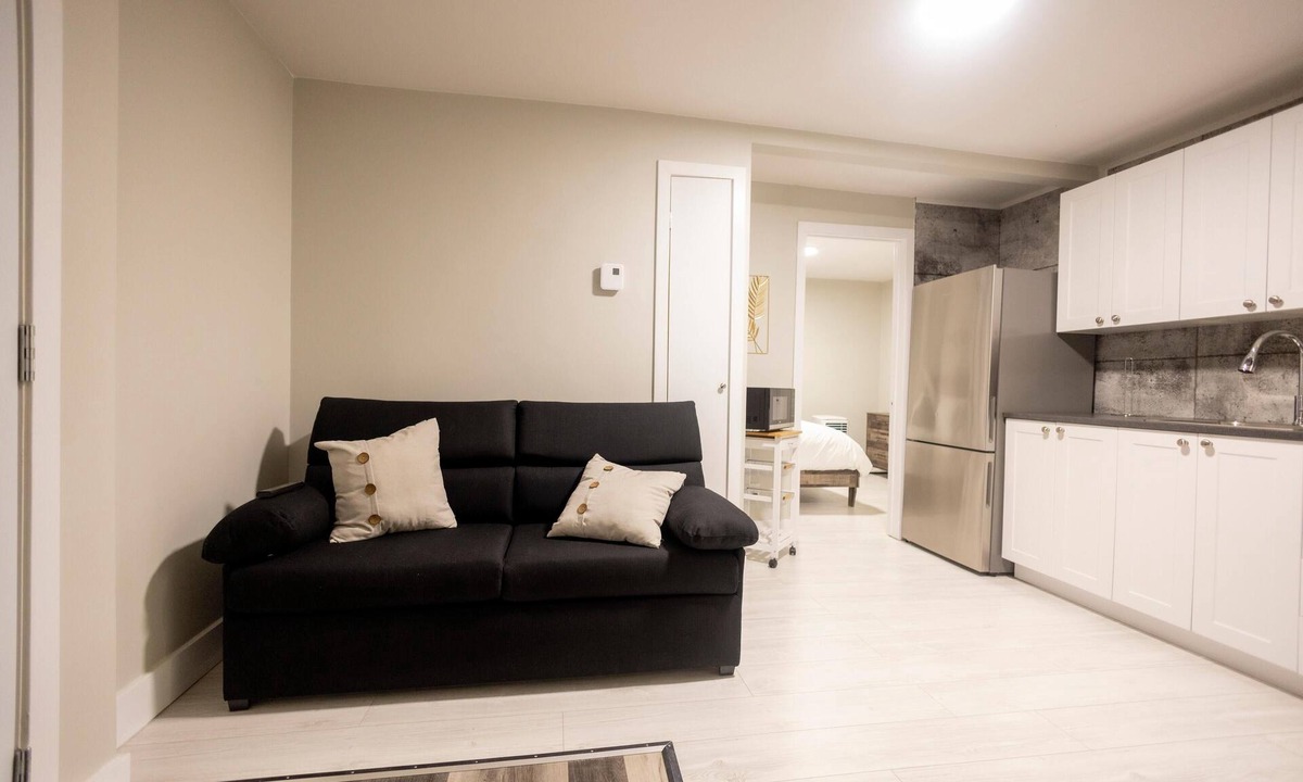 Rouyn-Noranda Apartment | Suite with closed bedroom and sofa bed near Plage Kiwanis (Le Centre-Ville)