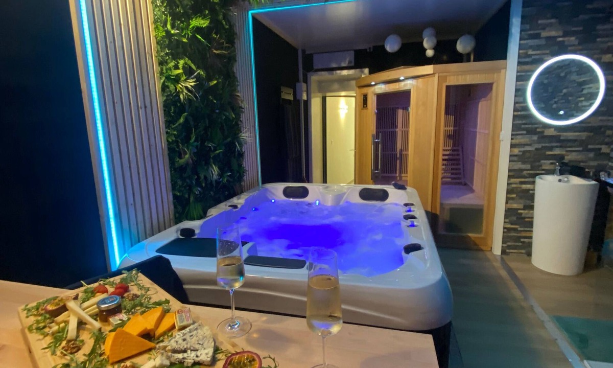 Steenvoorde House | Suite with jacuzzi and sauna