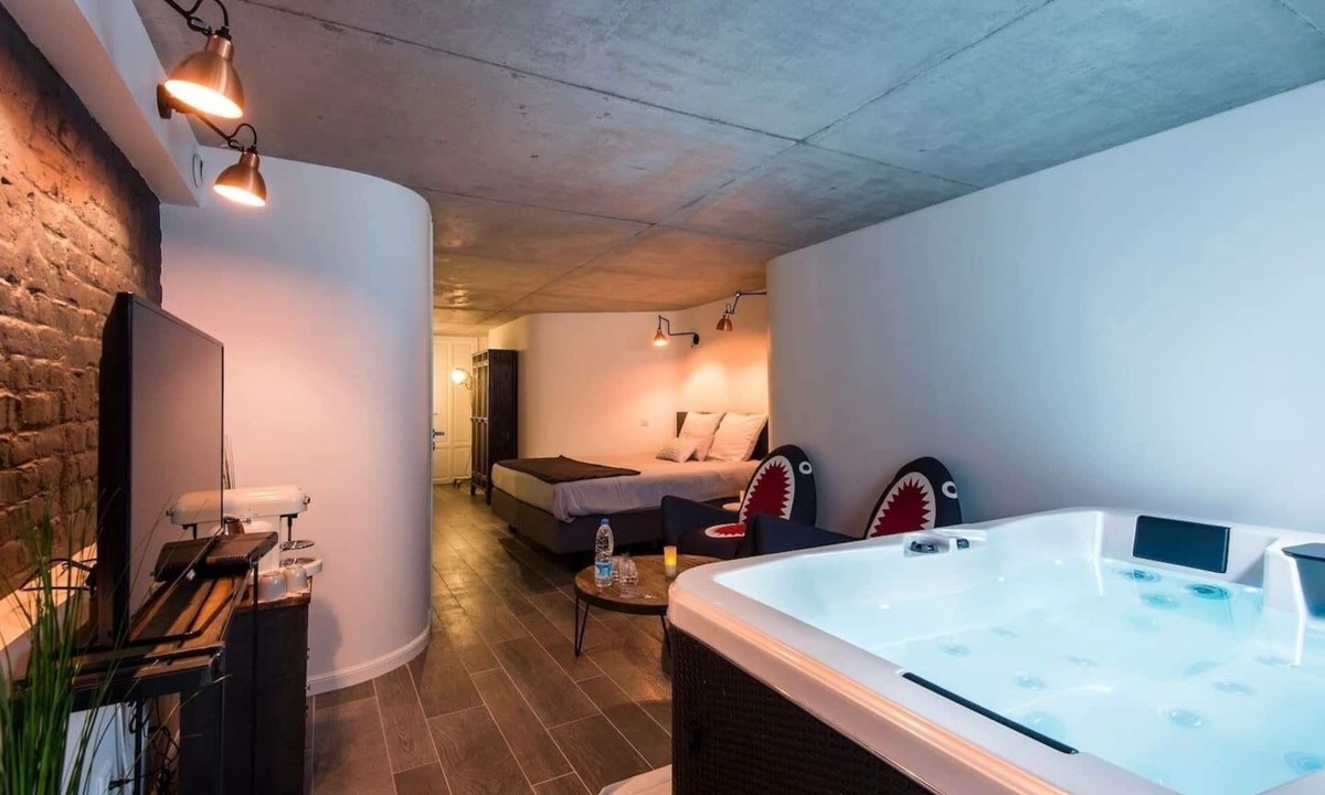 Lille Centre Ville Bed & Breakfast | Suite with Private Spa 2
