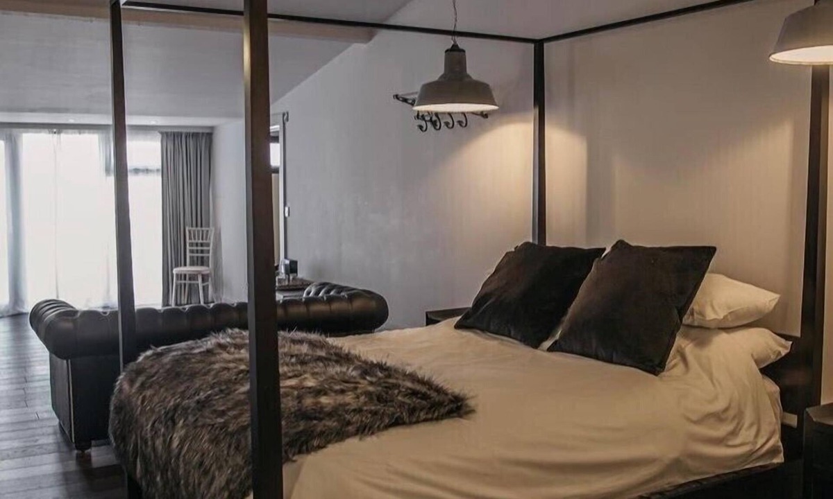 Clitheroe House | Suite with roll top bath