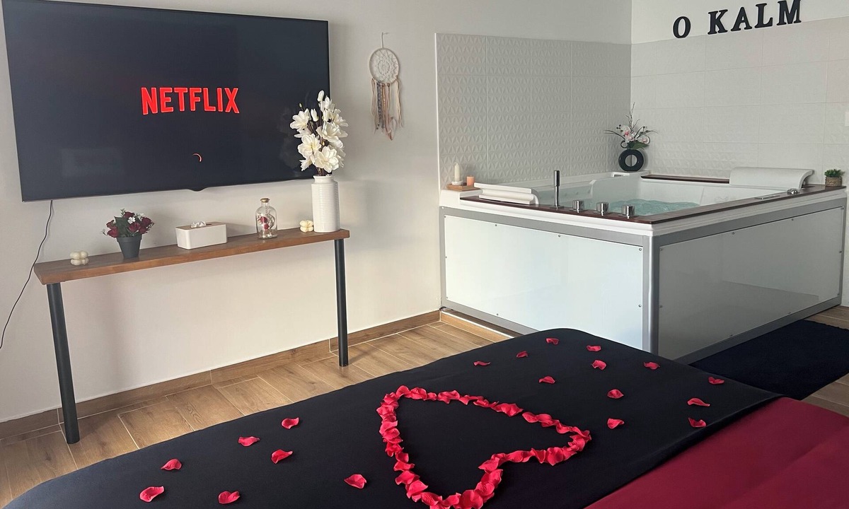 Aubagne Apartment | Suite with Spa O'Kalm