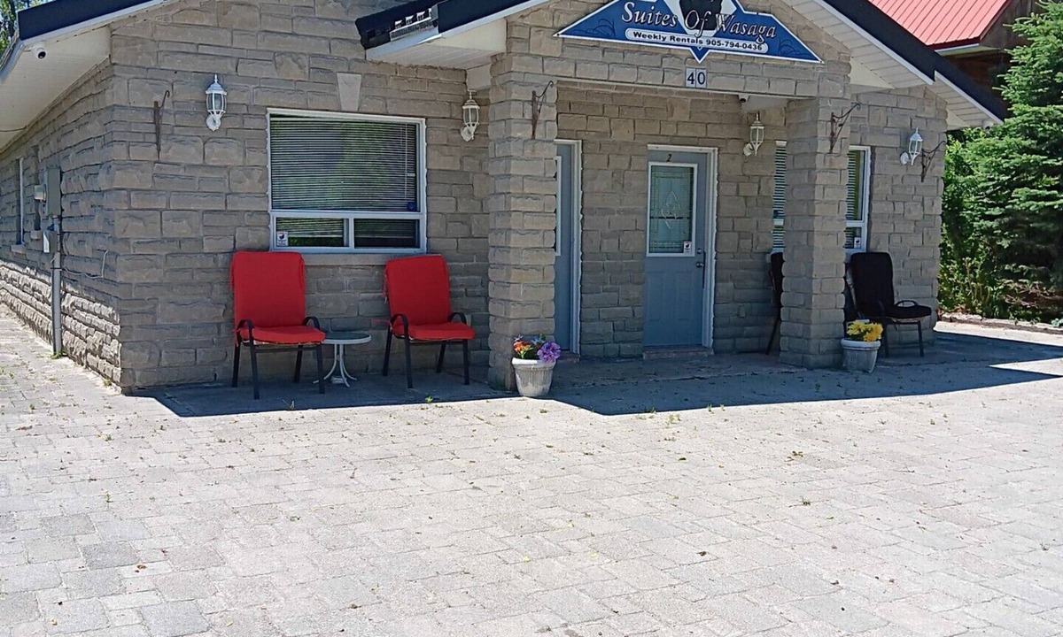 Wasaga Beach Cottage | Suites of Wasaga Beach - Area 2-mins walk Beach 1
