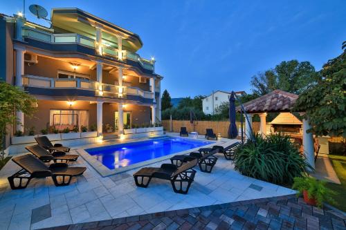 Kastel Stafilic Apartment | SUMAN APARTMENT WITH SHARED SWIMMING POOL, 120m FROM THE BEACH