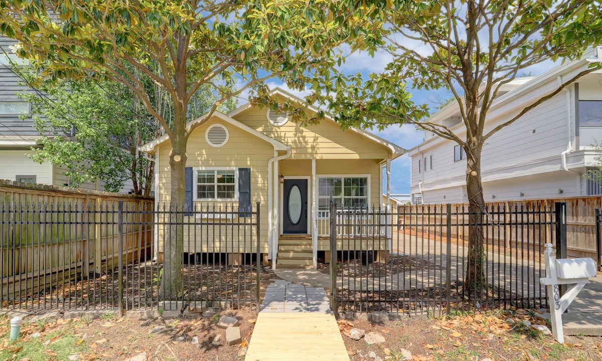Houston Heights House | SUMMER 2026 - Updated 3/2 with yard, one block from MKT Heights central Houston