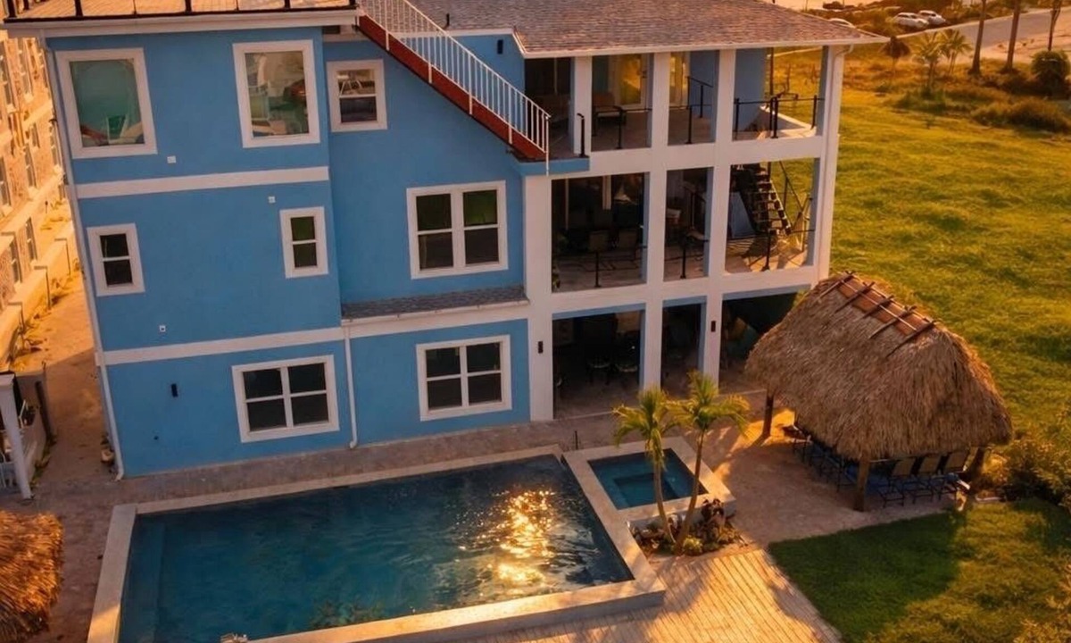 Fort Myers Beach House | Summer Beach Vacation~perfect location with private pool & Tiki Bar 🏖️