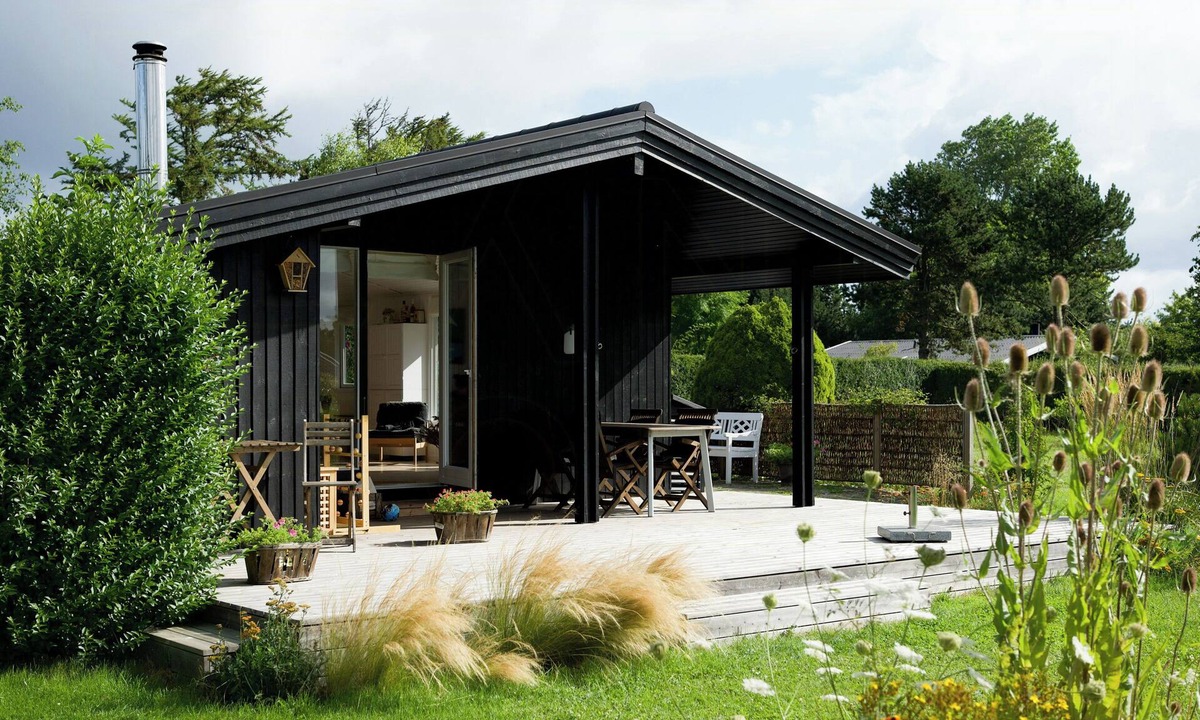 Hundested House | Summer bliss with vibrant garden in Nødebohuse