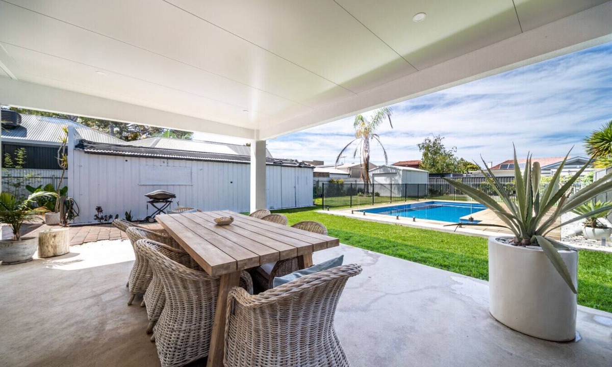 Glenelg East House | ★Summer Breeze on Cliff St★ ✔Pool✔Wifi✔Beachside