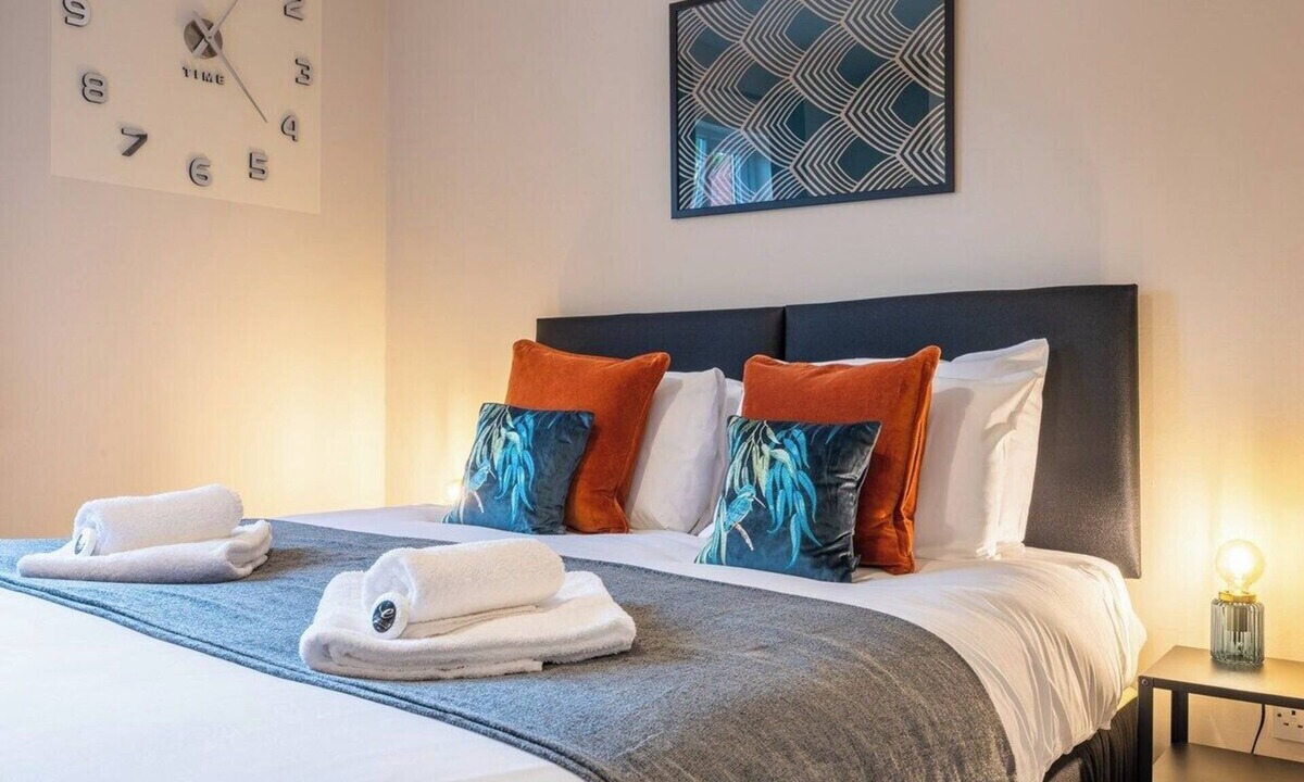 Bradley Stoke House | Summer Close by Tŷ SA