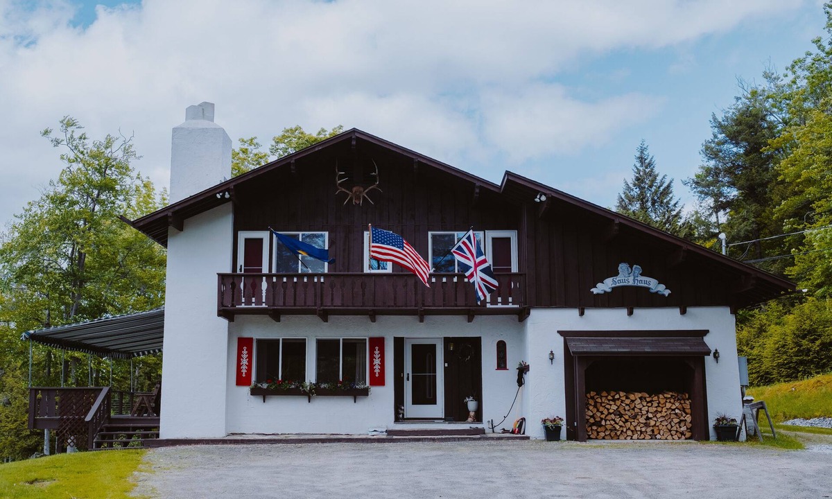 Londonderry House | Summer Escape Iconic Hilltop Chalet- Magic Mountain- Mountain Views