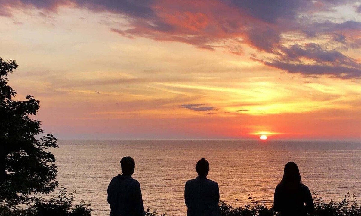 Douglas House | Summer Haven: Lake Michigan Views, Fire Pit, BBQ, Classic Cottage