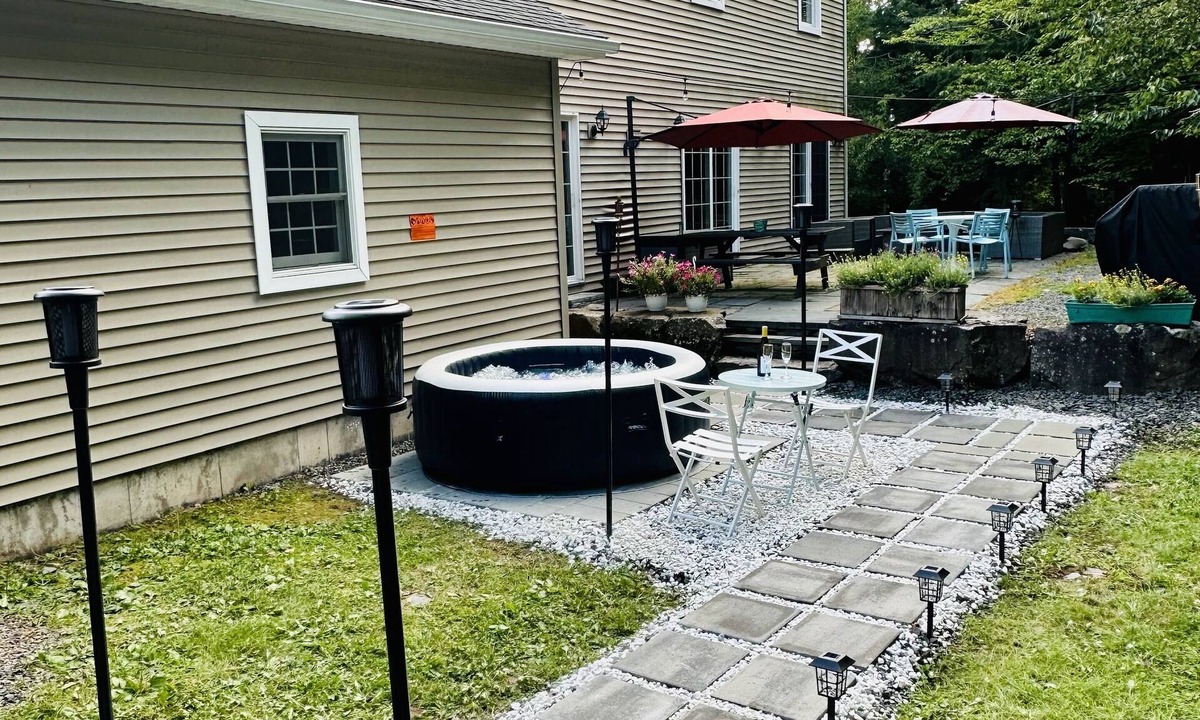 Prattsville House | Summer HillTop 6BR Villa, 4BA | Hot Tub & Movie Room, Windham 10min