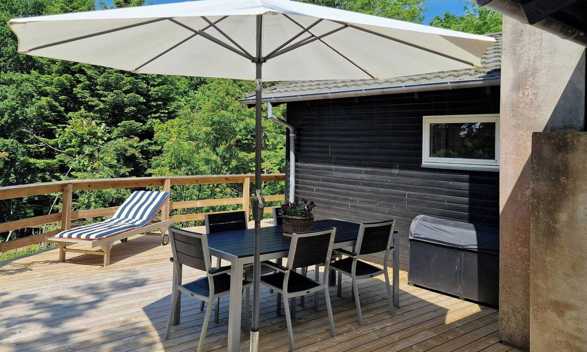 Norddjurs Municipality House | Summer house in Skovgårde with forest view