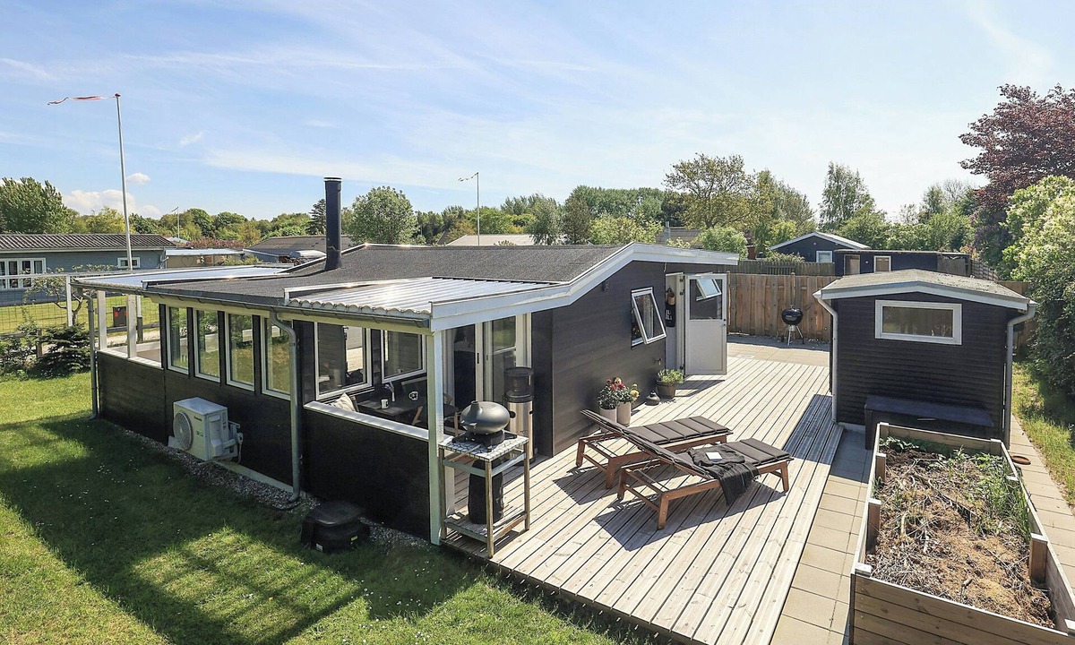 Frølunde Fed House | Summer house with direct path to the sea