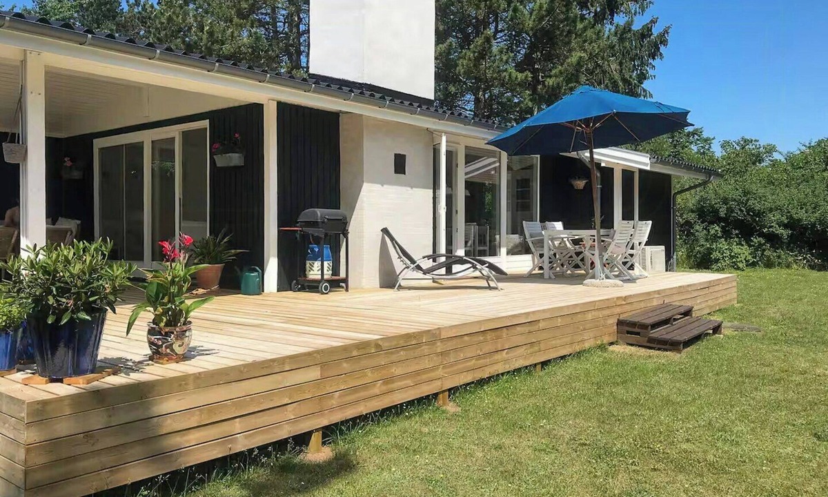 Ordrup House | Summer house with outdoor shower near Fårevejle