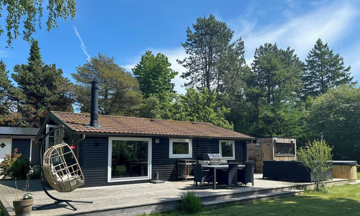 Ordrup House | Summer house with wilderness bath by Kårup Forest
