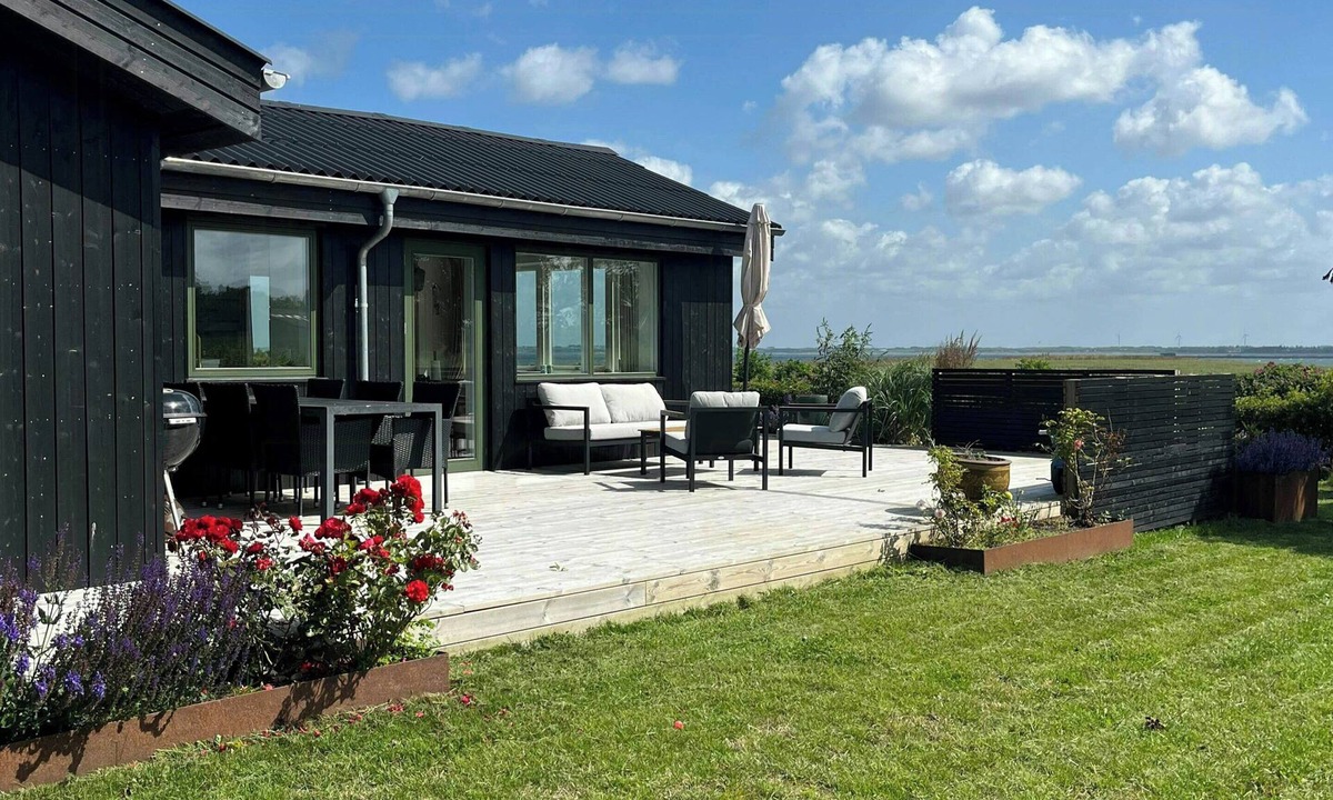 Vinderup House | Summer house with wilderness bath and water views