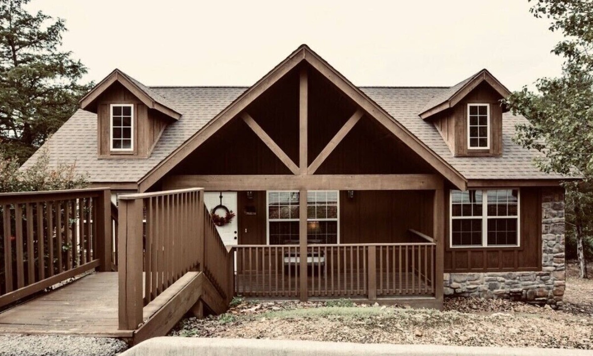 Reeds Spring Cabin | Summer is here. Come stay with us! Two master king suites. Gated golf community.