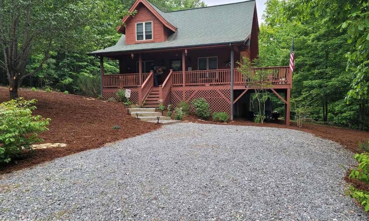 Vein Mountain House | Summer is in full swing! Come back to the cool mountains!