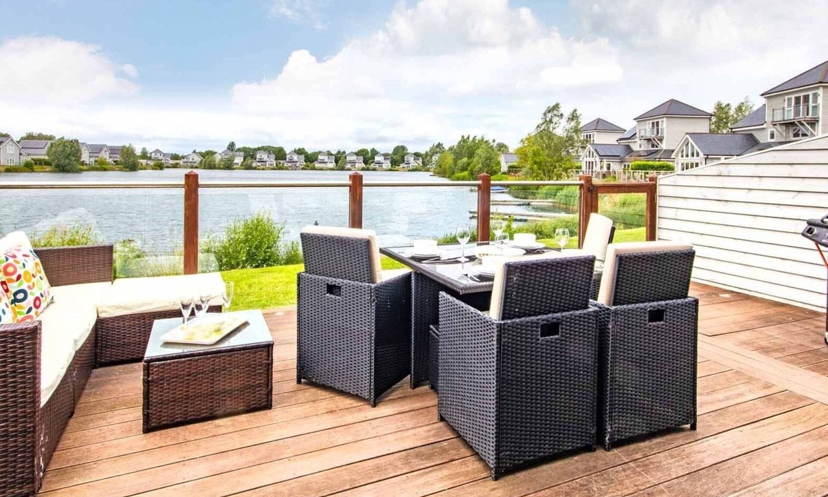 South Cerney House | Summer Lake 32B, Meadowlark