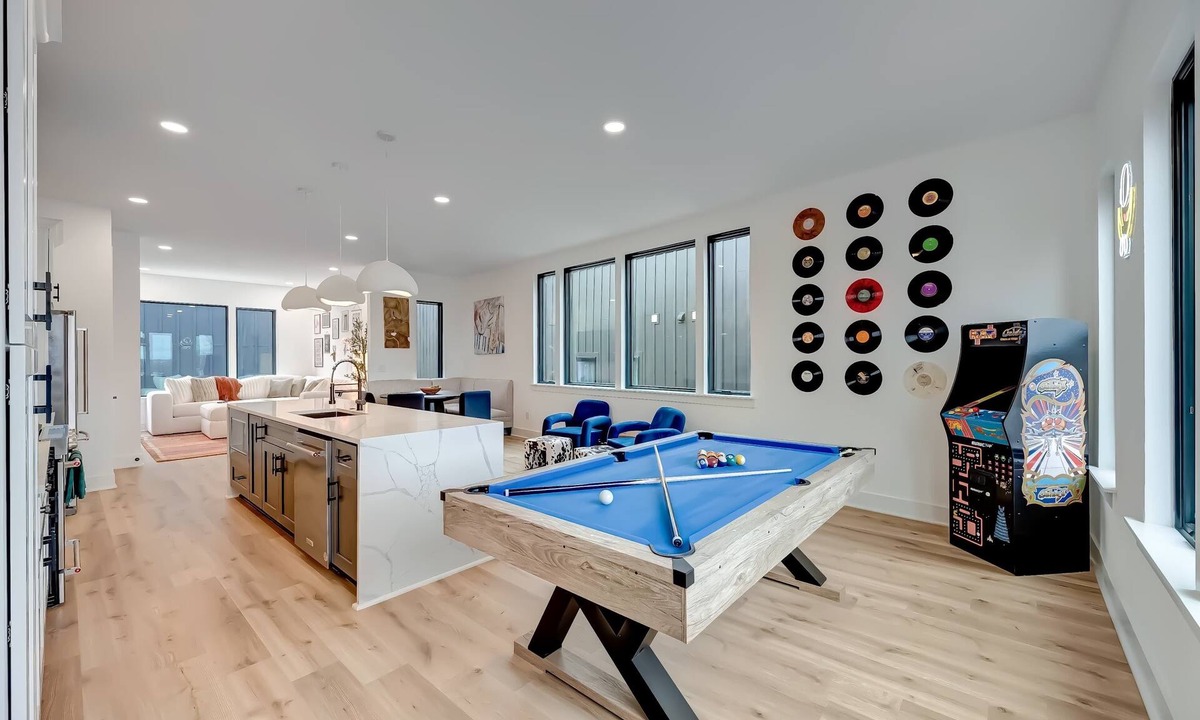 Hurwood Heights House | Summer rooftop decks, hot tubs, game rooms, sauna near Broadway