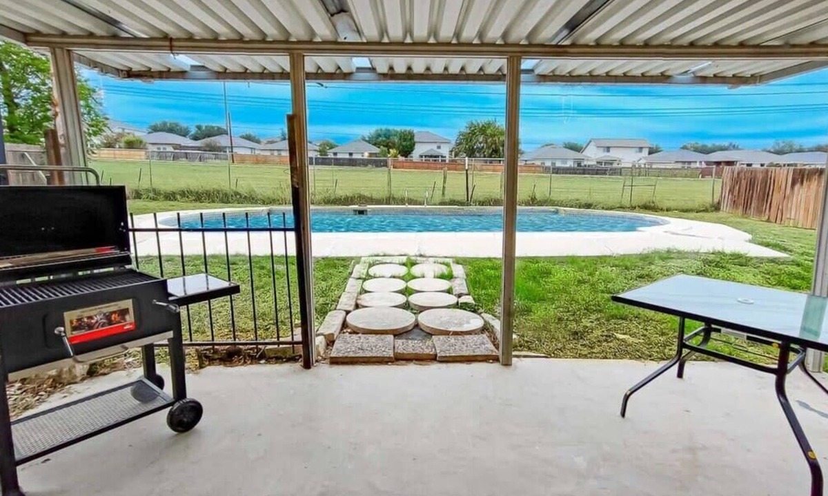 West San Antonio House | Summer specials ¡Book now! Five Frks Dr. San Antonio