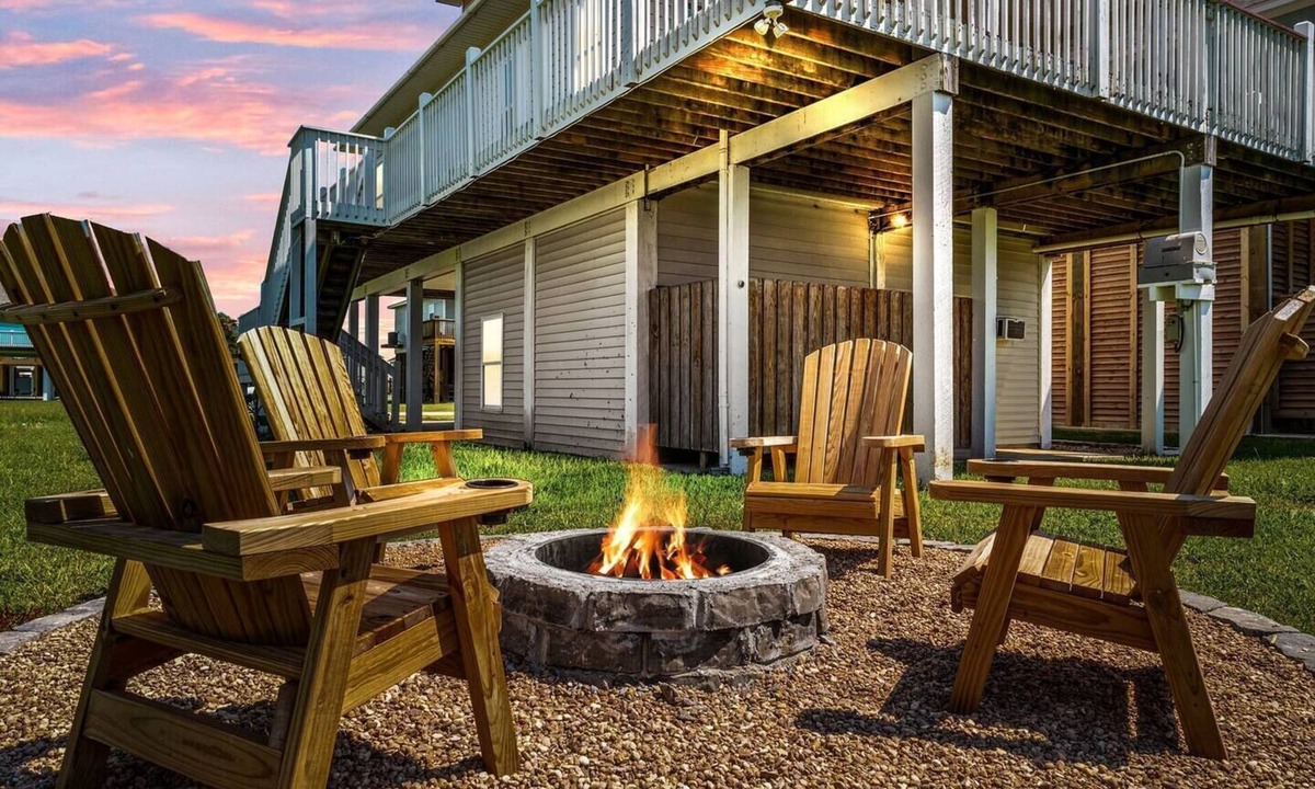 Crystal Beach Cottage | Summer Specials! | Game Room | Pets | King Bed