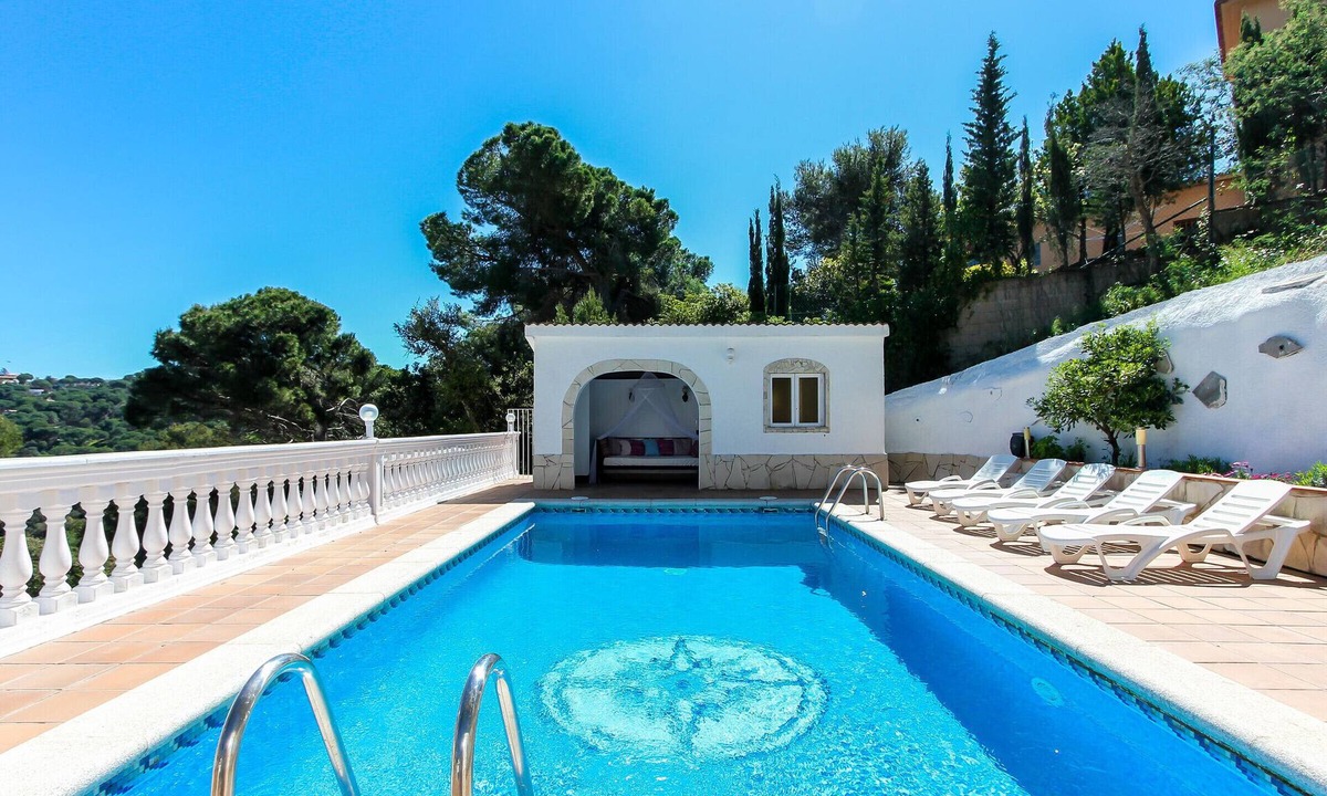 Lloret de Mar Cottage | Summer Villa with Pool, 400m from Beach - Lloret de Mar
