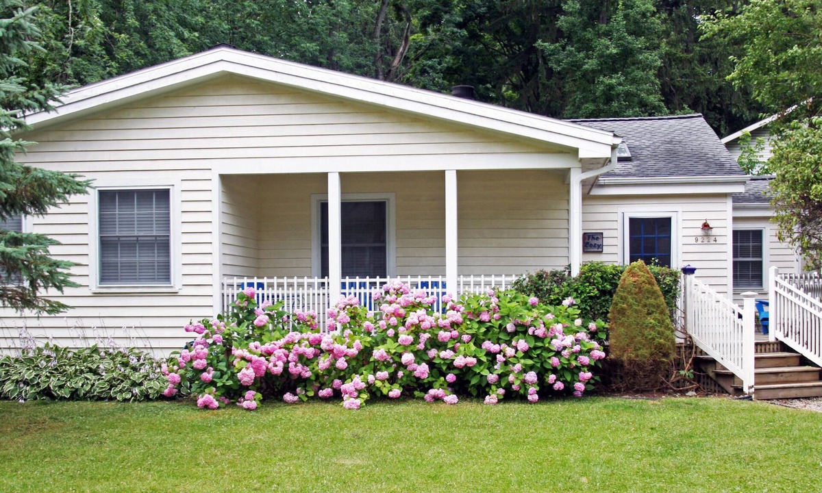 Lakeside Cottage | Summer Weeks still available! Short walk to a private beach!