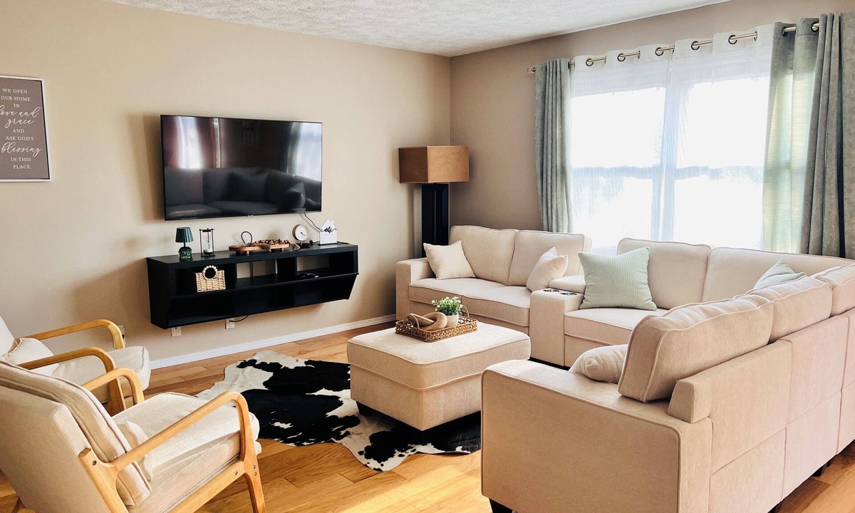 Bloomington House | SummerRidge Oasis 4 bedrooms and 1 sleeping couch