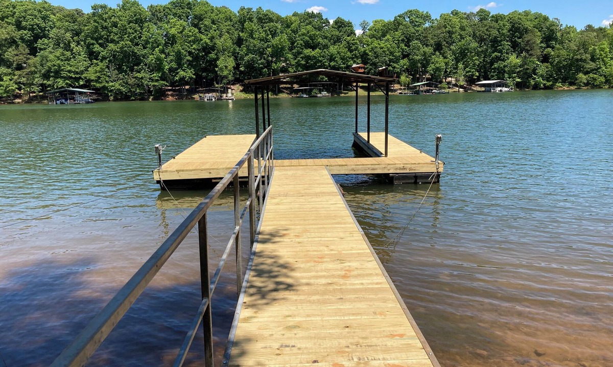 Hartwell Cottage | Summertime is calling! Relax at the Lake.