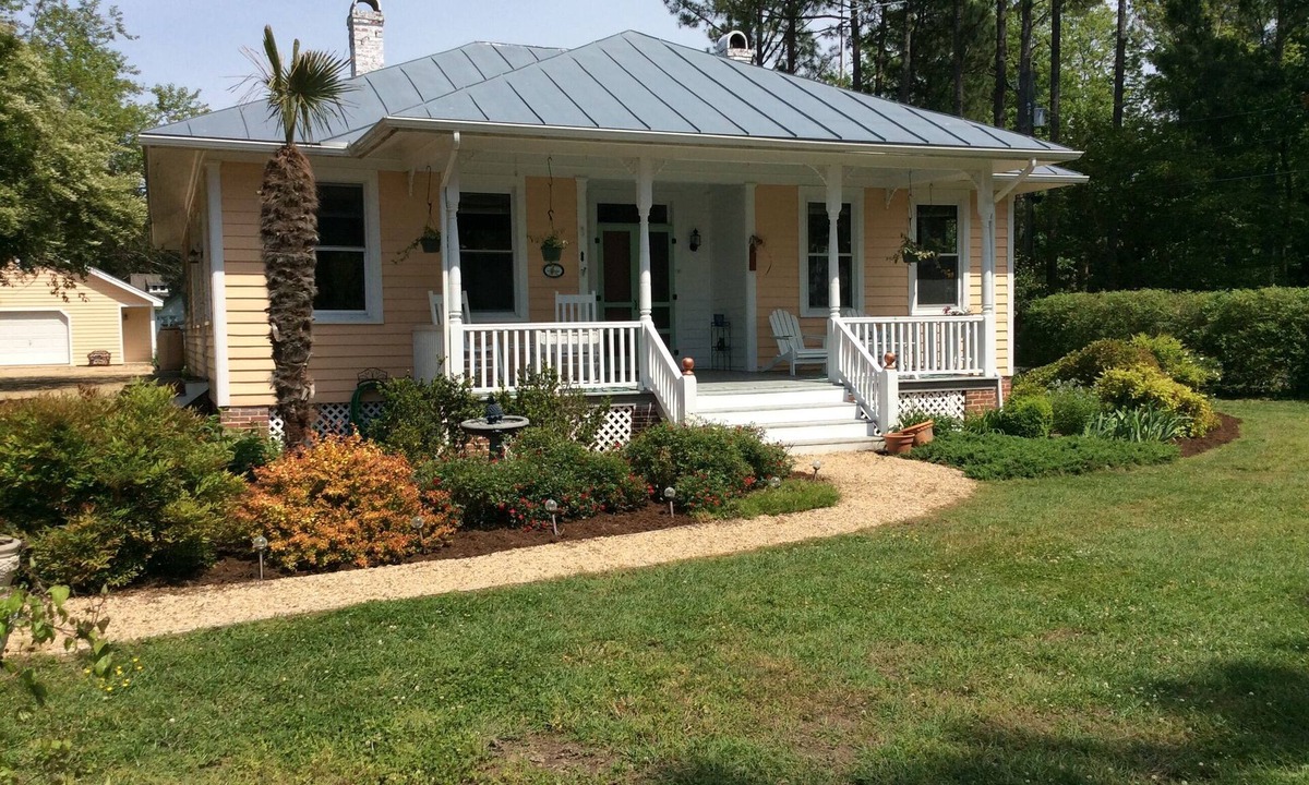 Irvington Cottage | Summertime where the livin’ is easy at the Rivah in Irvington!