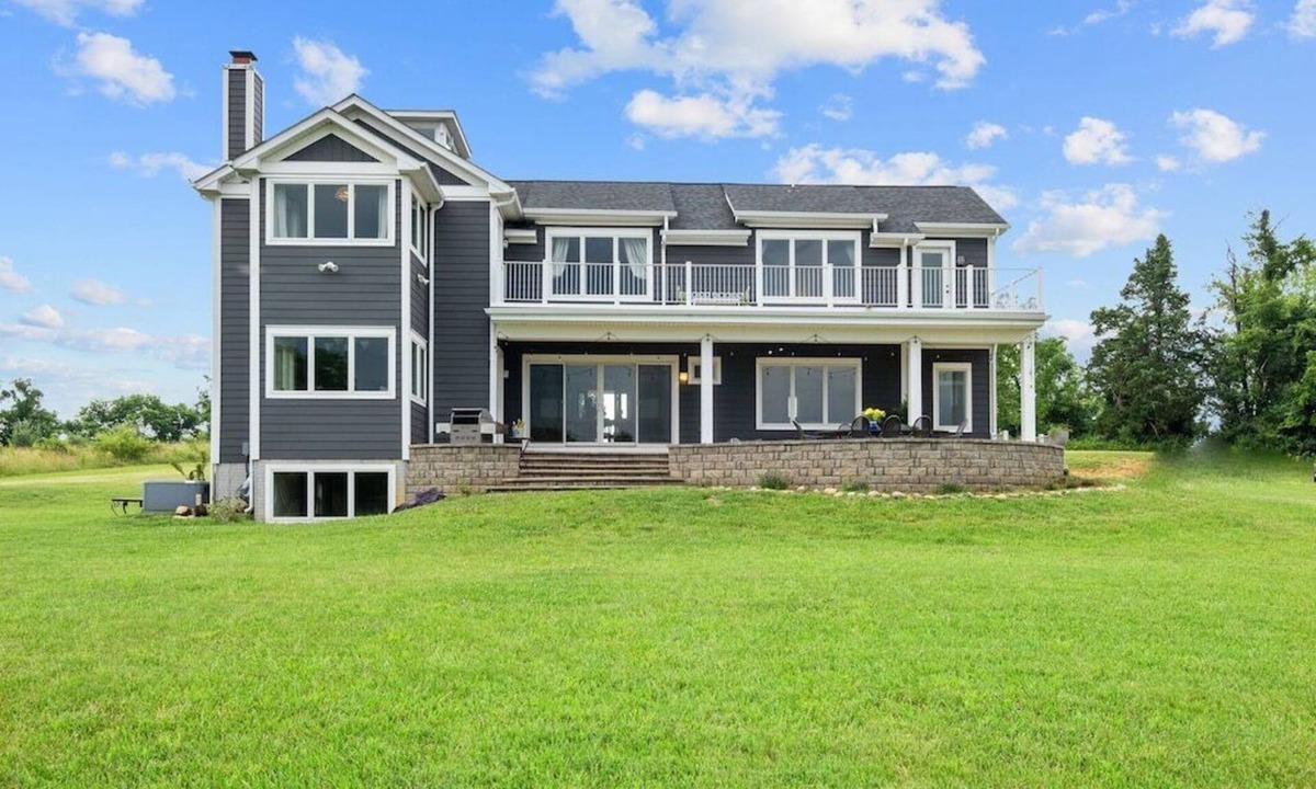 Front Royal House | Summit Hill House with Pond with Mountain Views