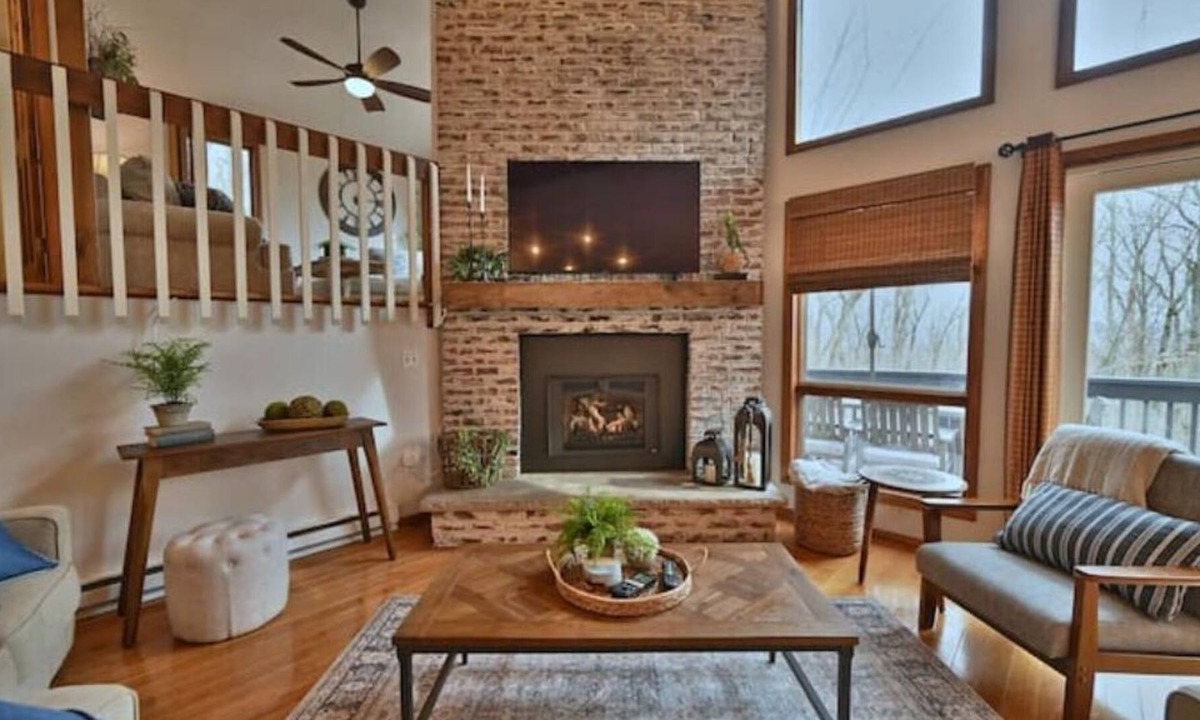 East Stroudsburg Cabin | Summit Lodge in The Poconos - Hot Tub