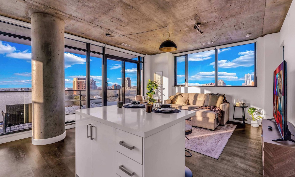 Connaught Apartment | Summit Stay Luxe Skyline Views Pool Parking