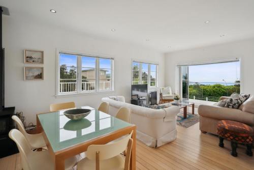 Leigh House | Sun-drenched Bach - Leigh Holiday Home