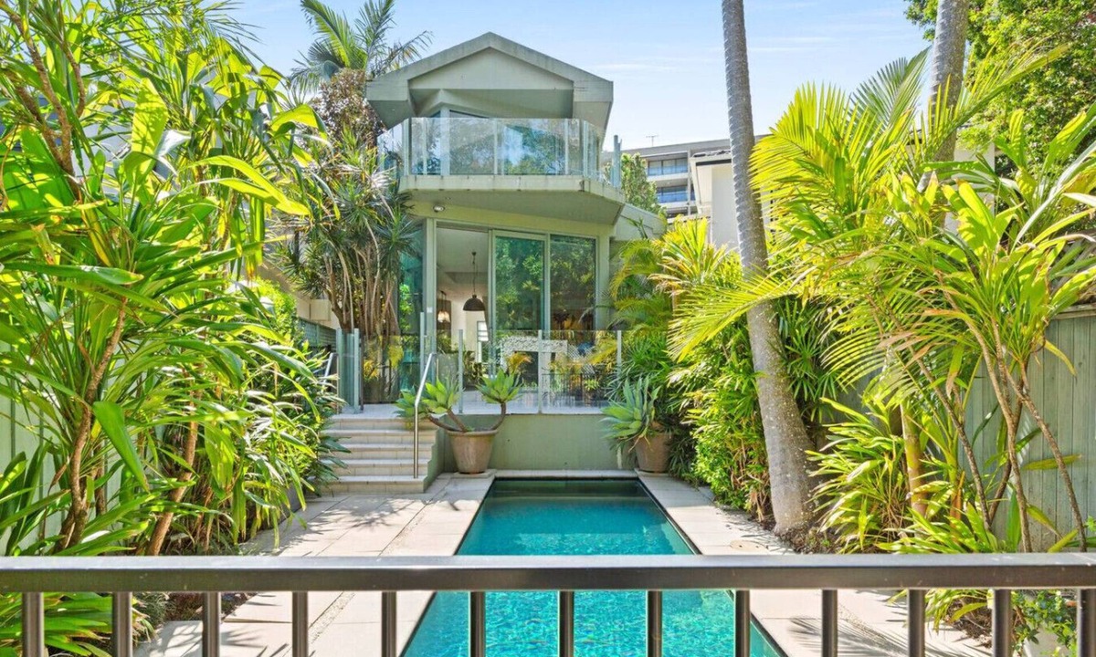 Double Bay House | Sun-Drenched Glasshouse Retreat + Pool