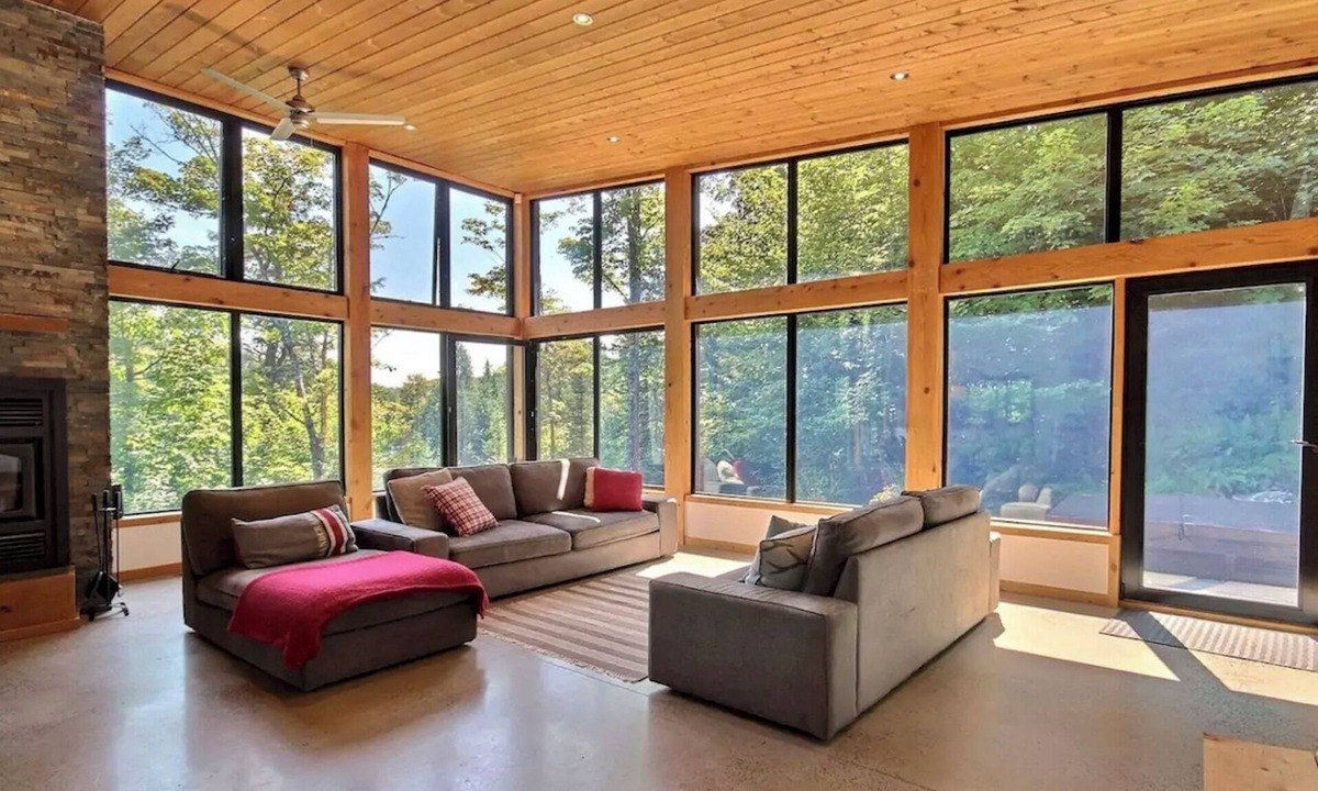 Wentworth-Nord House | Sun-drenched modern gem overlooking low-key beavers pond