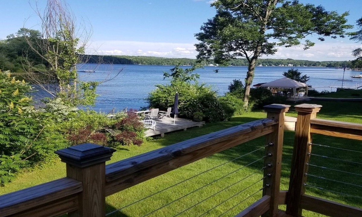 Lakeside House | Sun Filled Direct Lakefront 3 Bedroom House On Bantam Lake