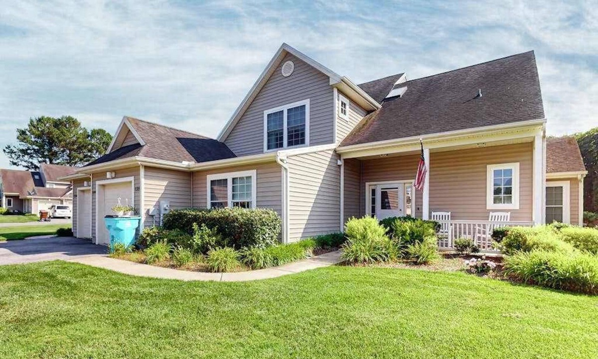 Ocean Pines House | Sun-filled retreat near beaches w/pool access golf, fireplace, W/D, & sunroom