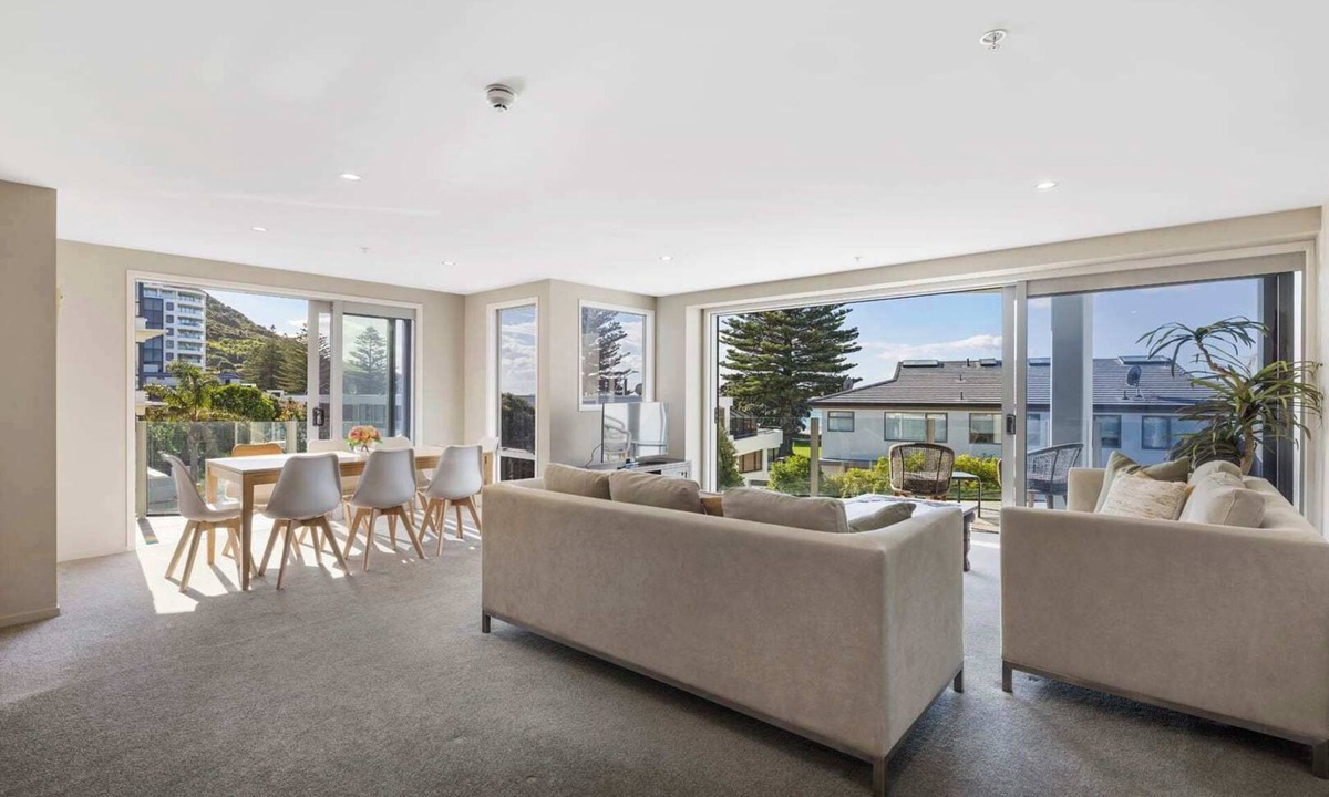 Mount Maunganui Apartment | Sun filled & Spacious with Ocean Views & beach