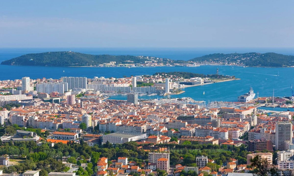 Toulon Boat Rental | Sun-Kissed Sailing Adventure in Puerto de Toulon