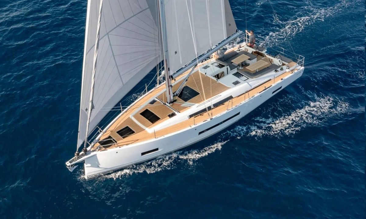 Les Riaux Boat Rental | Sun-Kissed Sailing Adventure to Viejo Puerto