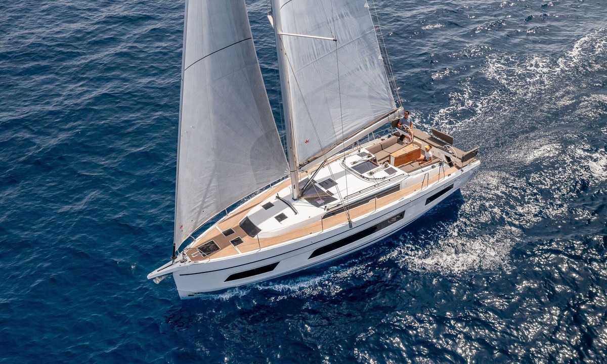 Les Riaux Boat Rental | Sun-Kissed Sailing Adventure to Viejo Puerto
