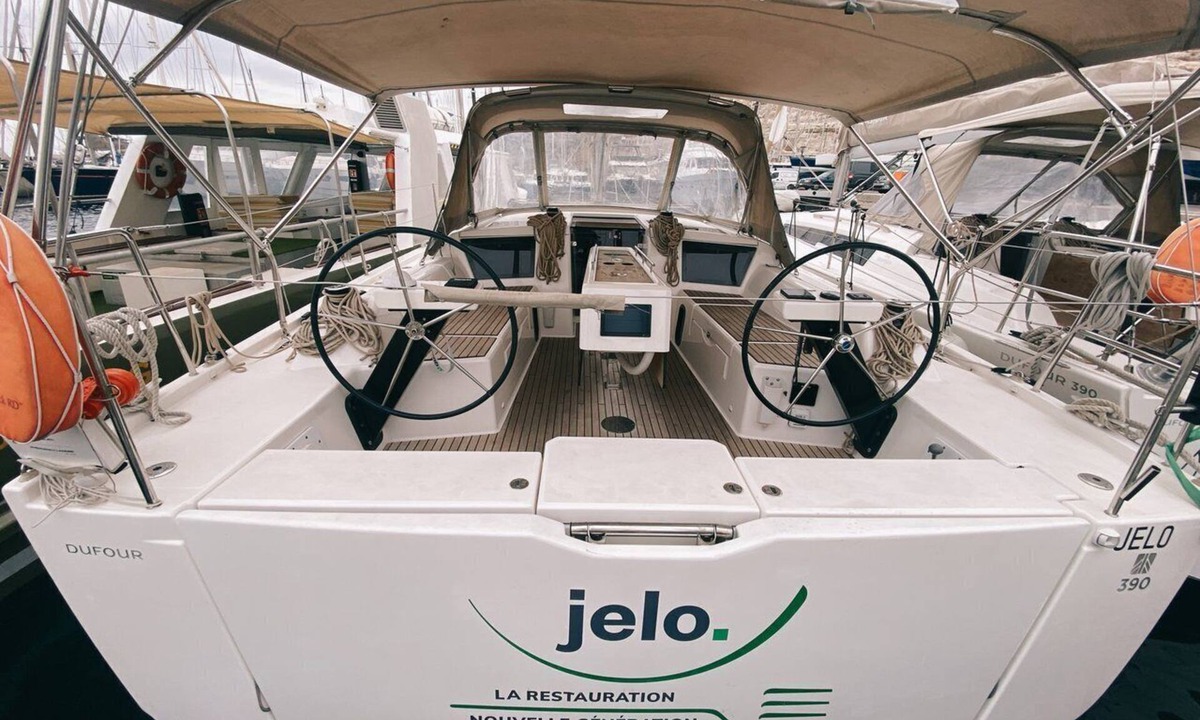 Les Riaux Boat Rental | Sun-Kissed Sailing Adventure to Viejo Puerto
