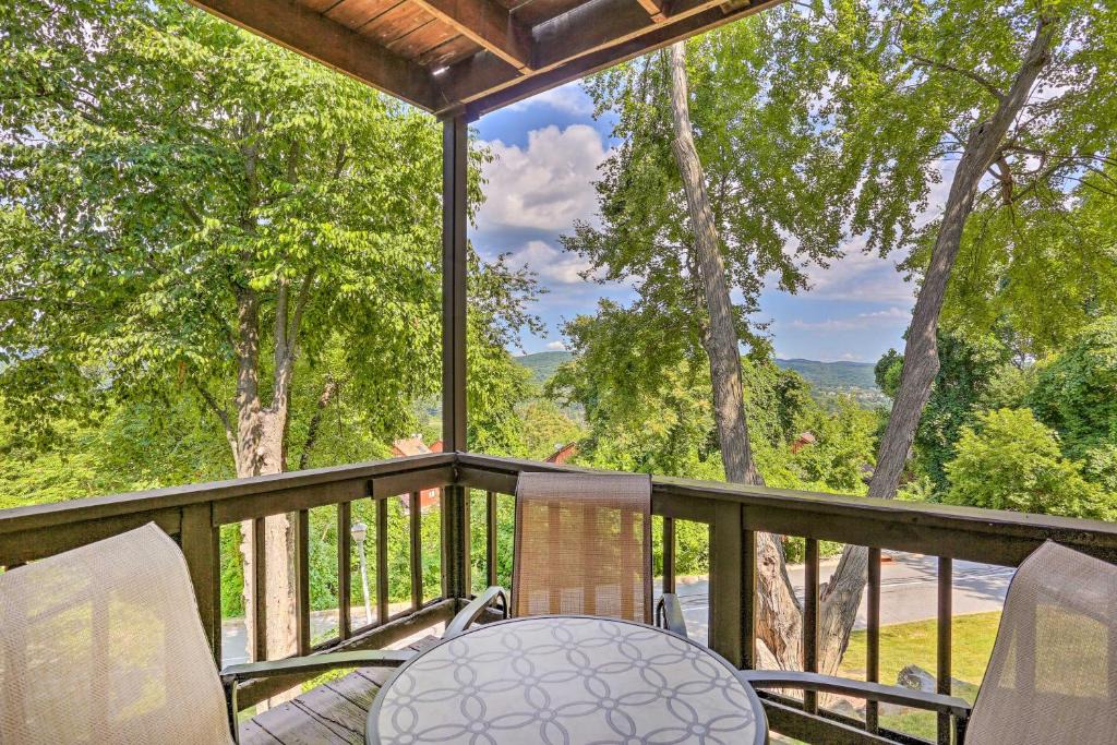 Vernon House | Sun-Lit Vernon Condo < 2 Mi to Ski Resort!