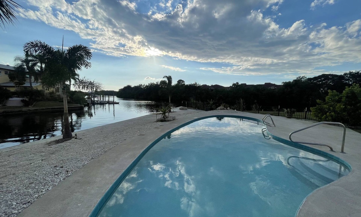 Tampa Shores House | Sun & Salt Air House-3BR home w/patio,pool,firepit