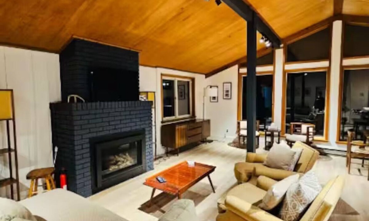 Jamaica Ski Chalet | Sun & Snow Chalet @ Stratton