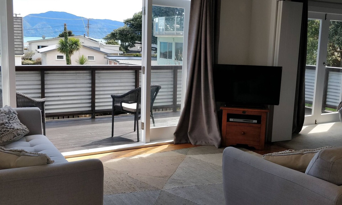 Paraparaumu House | Sun trap by the beach!