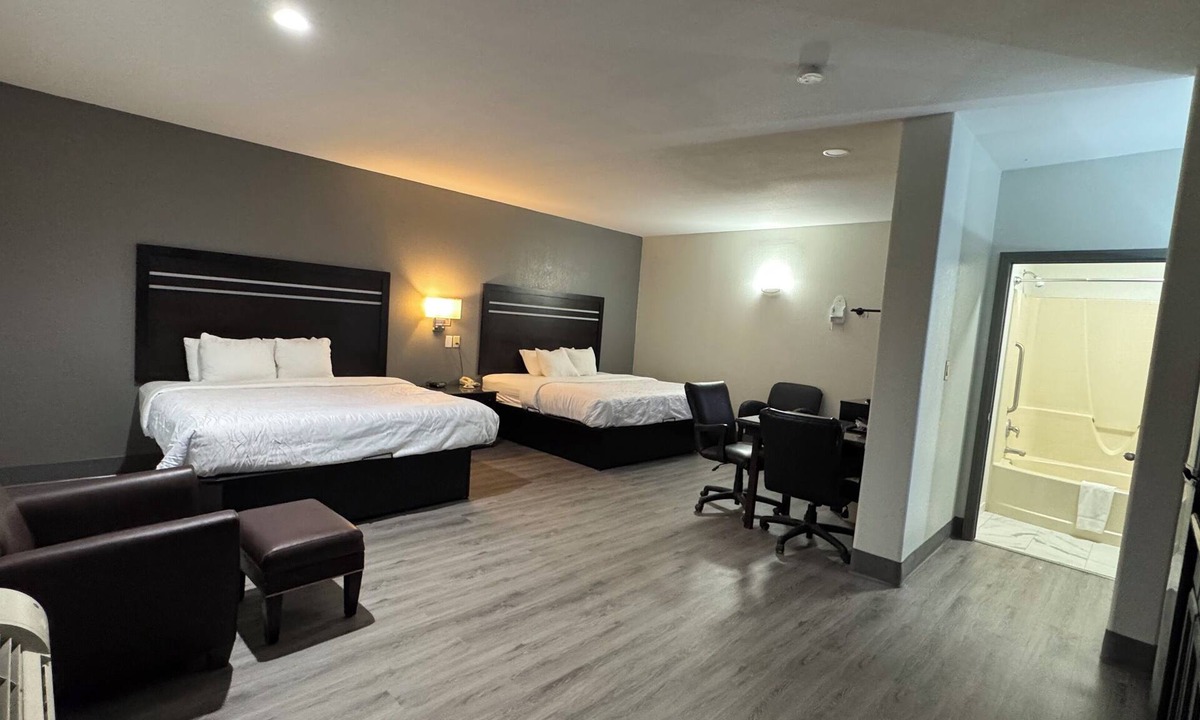Pleasanton Hotel | Sunbridge Inn and Suites