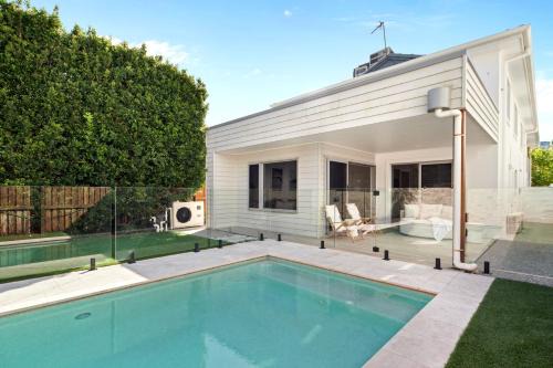 Mermaid Beach House | Sunbrite Breeze - Poolside Relaxation by the Sea